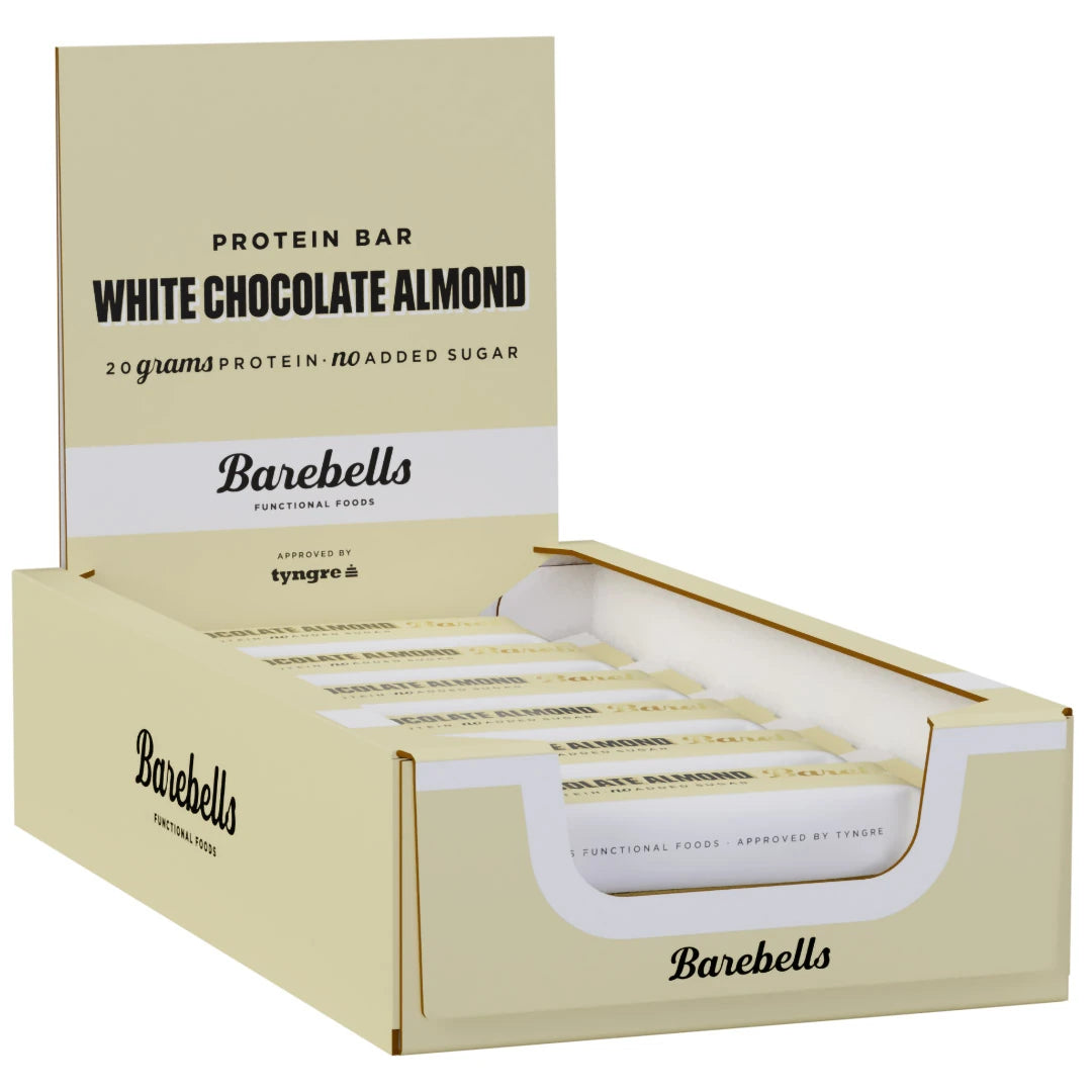 12 x Barebells Protein Bar 55 g White Chocolate Almond i en beige displayeske med hvite detaljer og svart tekst.