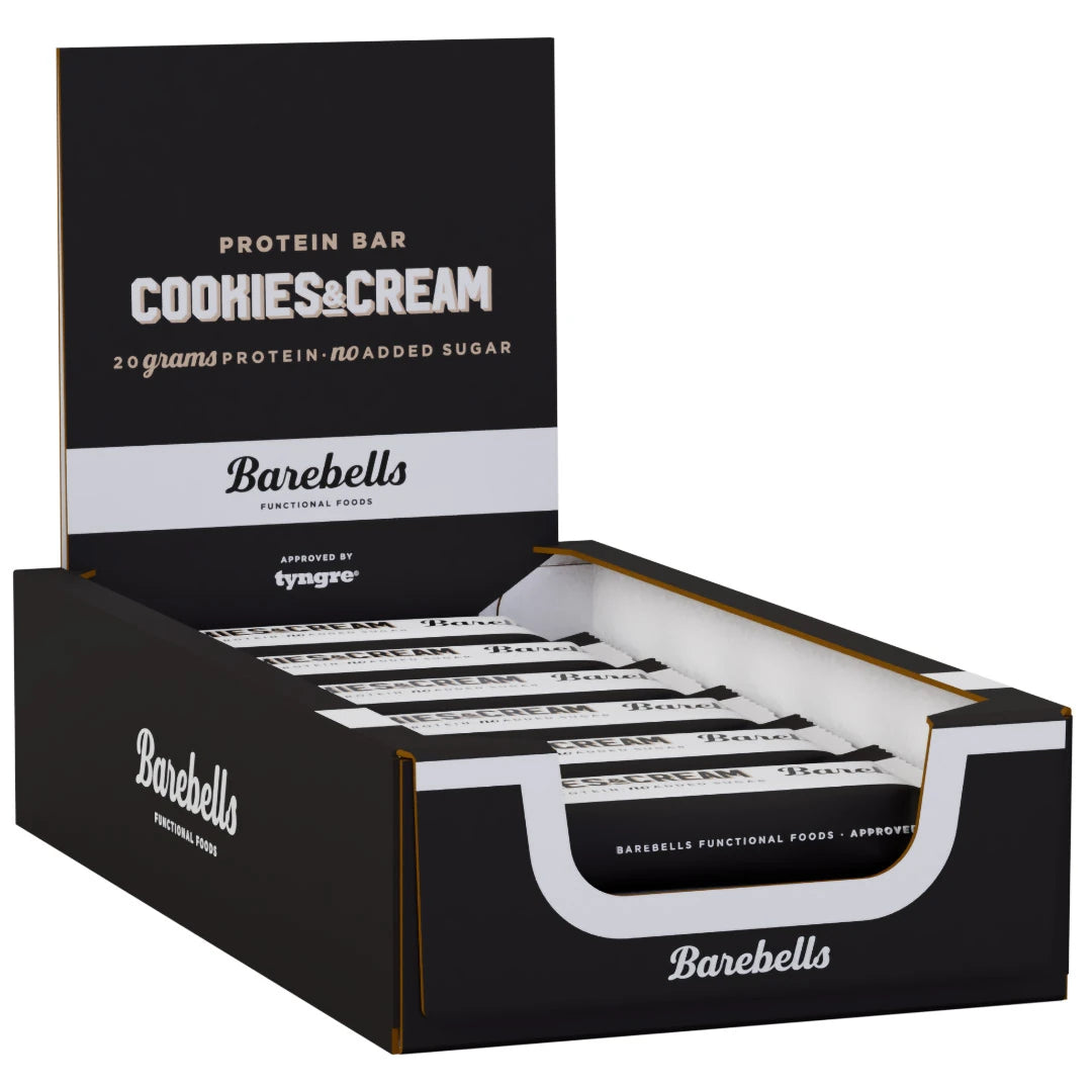 12 x Barebells Protein Bar 55 g Cookies & Cream i en svart og hvit displayeske fylt med proteinbarer.