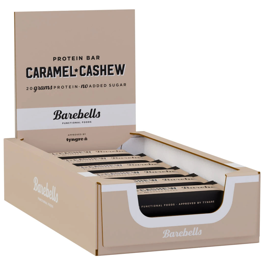 12 x Barebells Protein Bar 55 g Caramel and Cashew i en beige displayeske med svarte og beige proteinbarer.