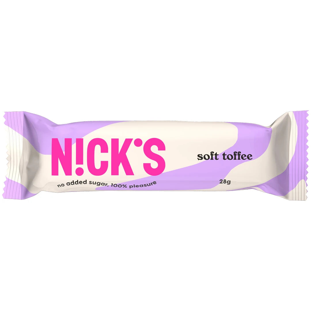 Nicks Soft Toffee 28 g sjokoladebar uten tilsatt sukker i en hvit og lilla forpakning med rosa logo.