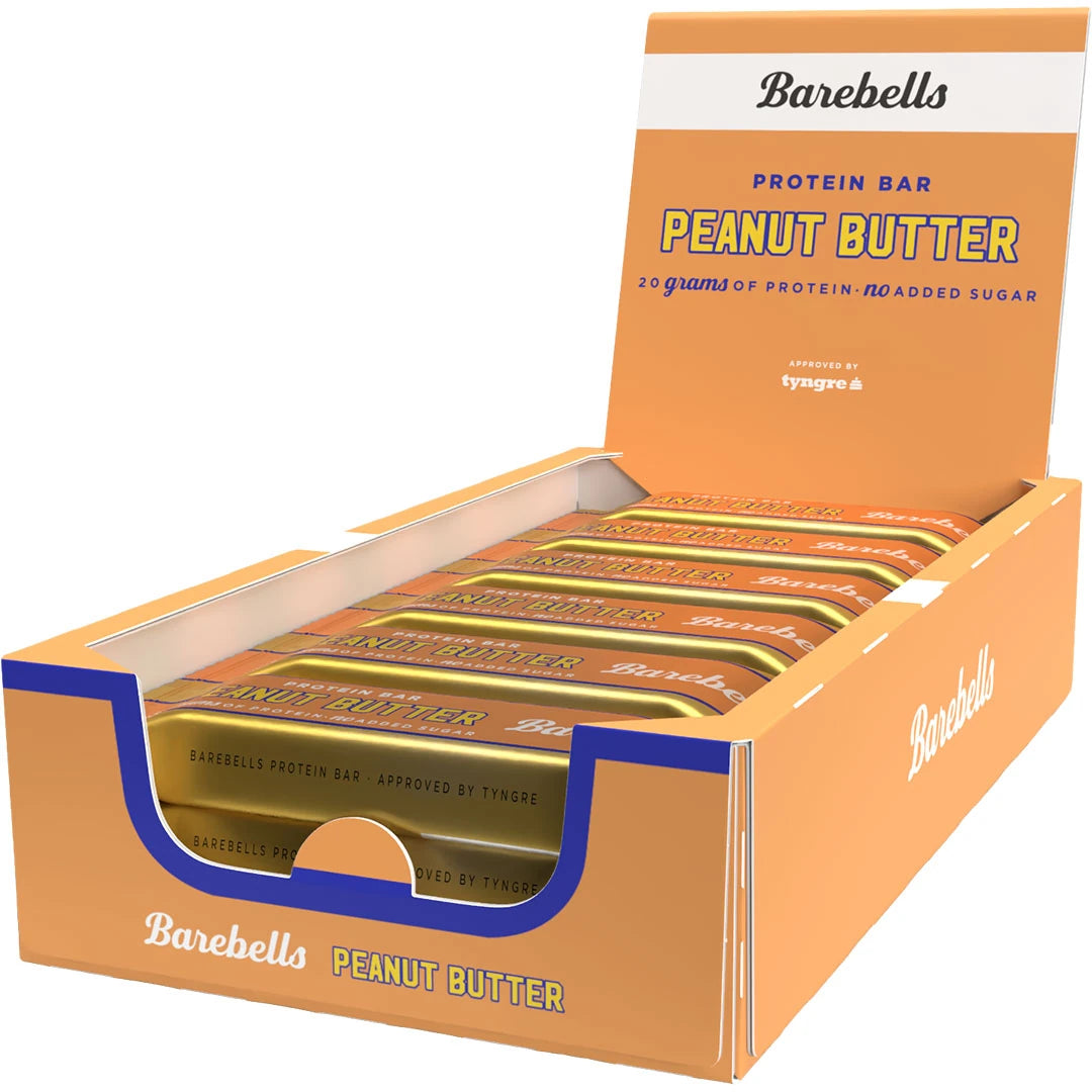 12 x Barebells Protein Bar 55 g Peanut Butter i en oransje og hvit displayeske fylt med gullfargede proteinbarer.