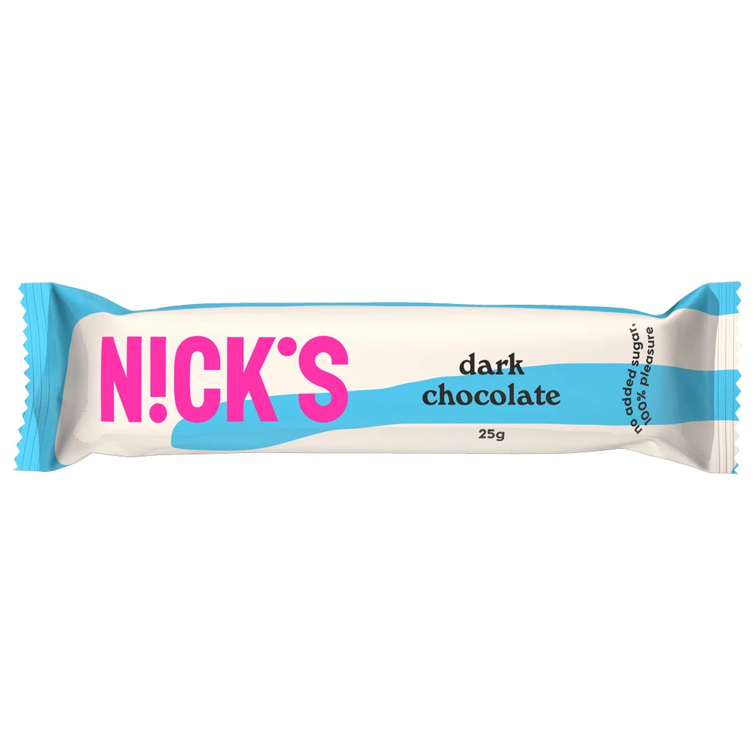 Nicks Dark Chocolate 25 g, en liten mørk sjokoladebit i hvitt papir med lyseblå striper og rosa Nicks-logo.