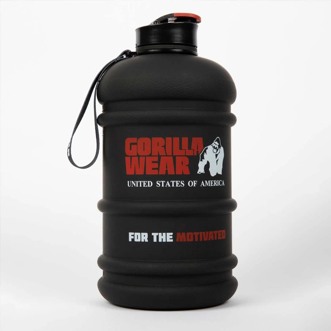 Gorilla Wear Water Jug 2.2 L i svart med rød logo, bærestropp og praktisk flipplokk for treningen.