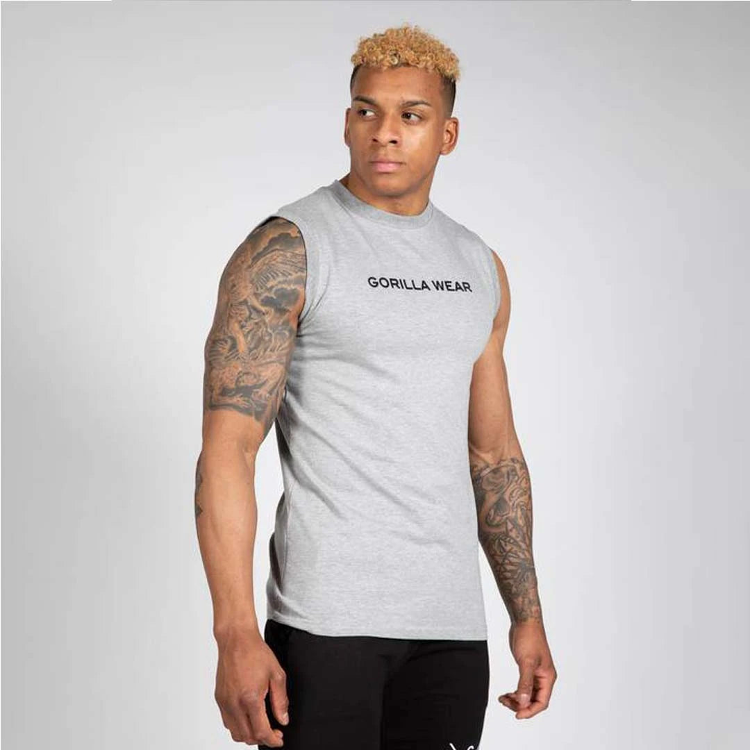 Mann i Gorilla Wear Sorrento Sleeveless T-Shirt Grey, en grå treningssinglet i slim fit med svart brysttrykk., bilde 4 av 8