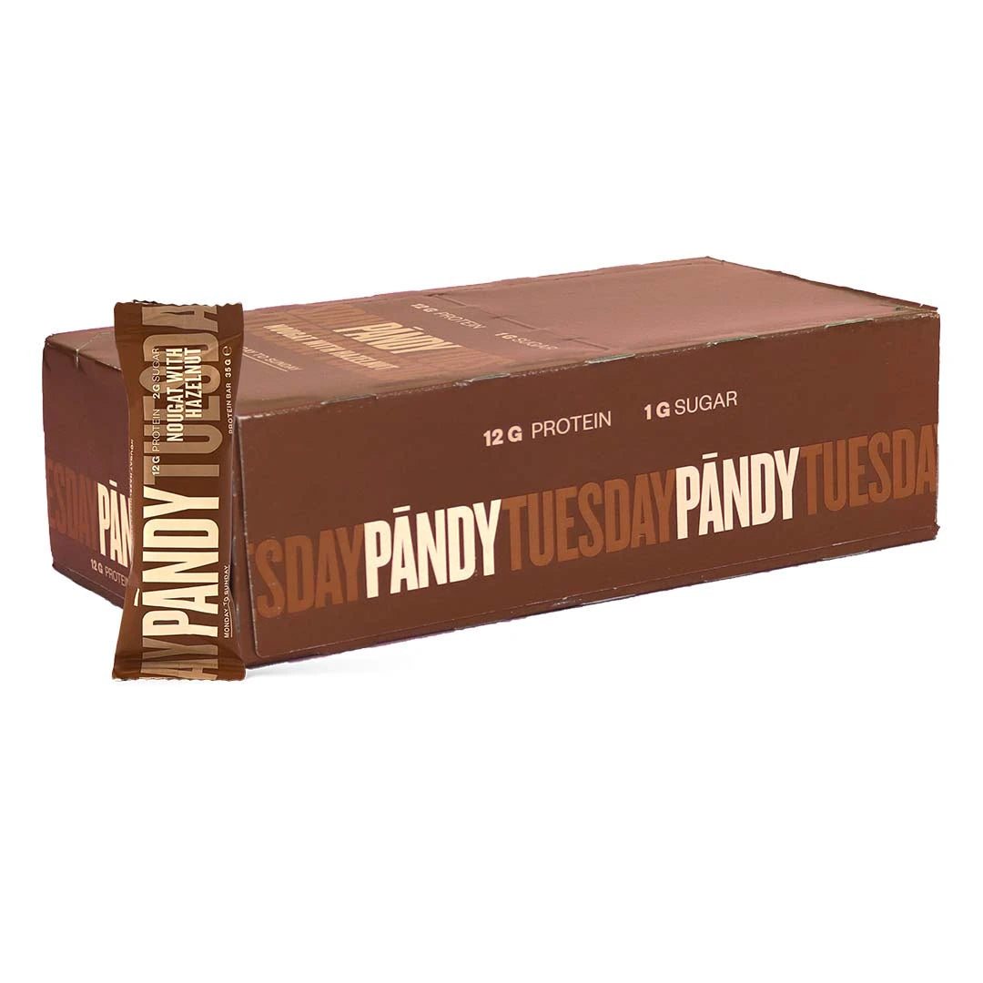 18 x Pändy Protein Bar 35 g Nougat with Hazelnut i en brun eske med en matchende proteinbar foran., bilde 1 av 1