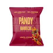 Pändy Lentil Sticks Barbecue 50 g i en mörkröd påse med illustration av linschips och grillade grönsaker.