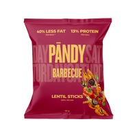 Pändy Lentil Sticks Barbecue 50 g i en mørkerød pose med illustrasjon av linsechips og grillede grønnsaker.