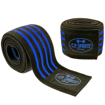 Et par svarte C.P. Sports Knee Wraps 2m med blå striper og synlig logo, laget i elastisk materiale.