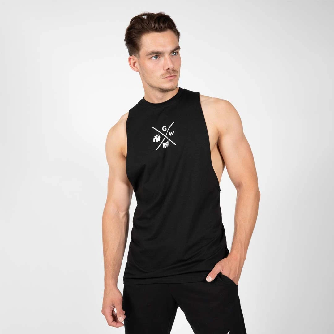 Gorilla Wear Cisco Drop Armhole Tank Top Black er en svart treningssinglet med dype ermehull og hvit logo på brystet.
