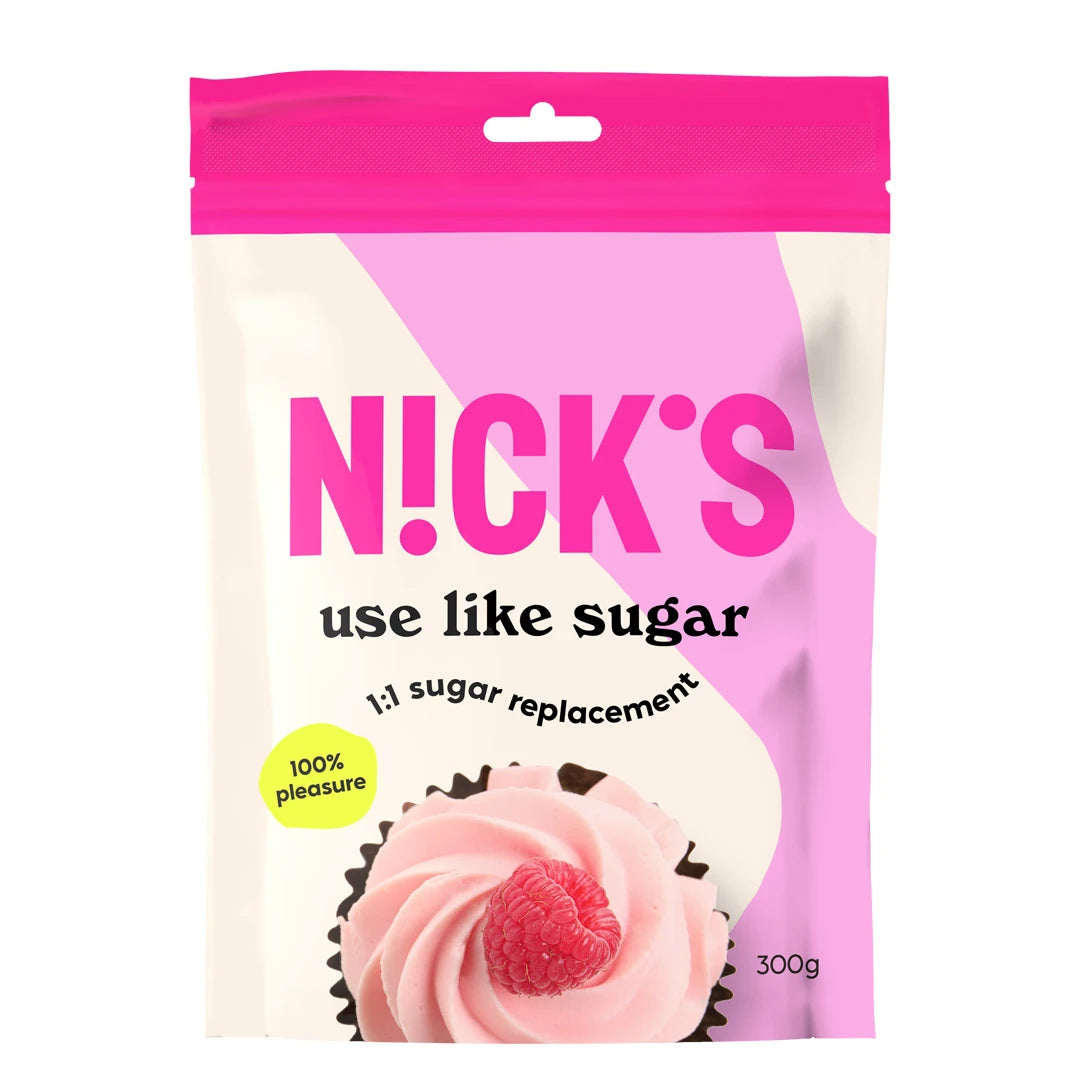 Nicks Use Like Sugar 300 g sukkererstatning i en hvit og rosa forpakning med bilde av en cupcake med bringebær.