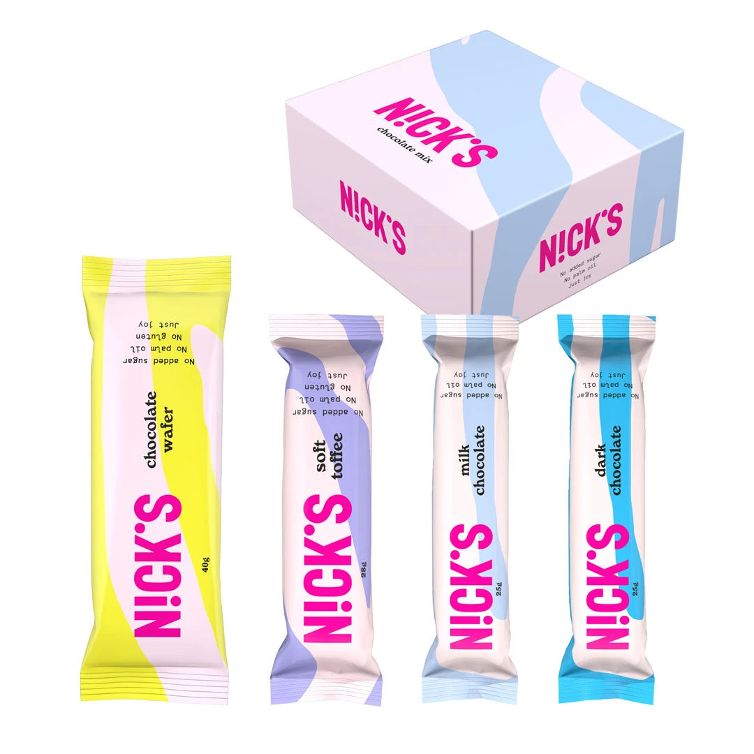 12 x Nicks Chocolate Mix Box, en fargerik blanding av sjokoladebarer uten tilsatt sukker sammen med produktesken.