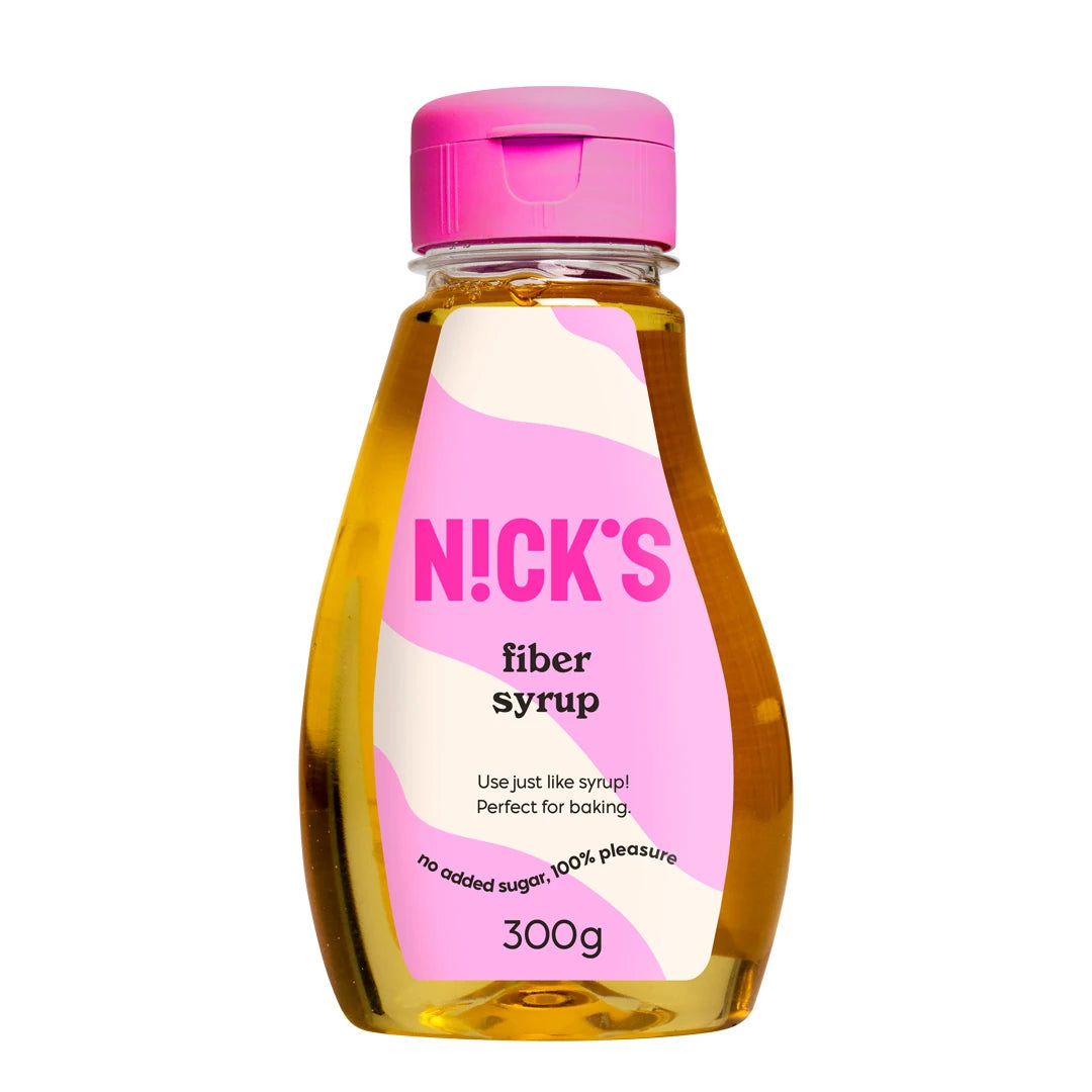 Nicks Fiber Syrup 300 g, en gyllen fibersirup i en gjennomsiktig plastflaske med rosa kork og matchende etikett.