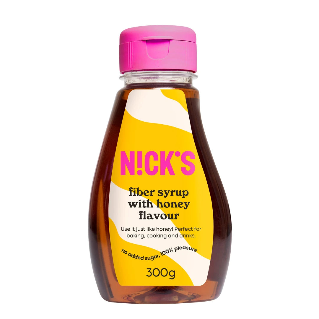 Nicks Fiber Syrup Honey 300 g i en transparent flaske med gul etikett og rosa kork, uten tilsatt sukker.