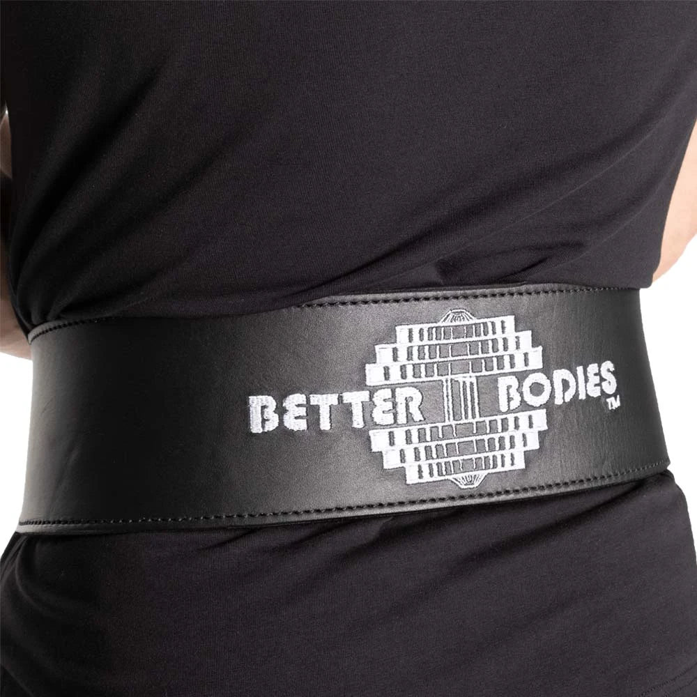 Better Bodies BB Lifting Belt Black, et svart treningsbelte i skinn med brodert hvit logo som bæres rundt midjen.