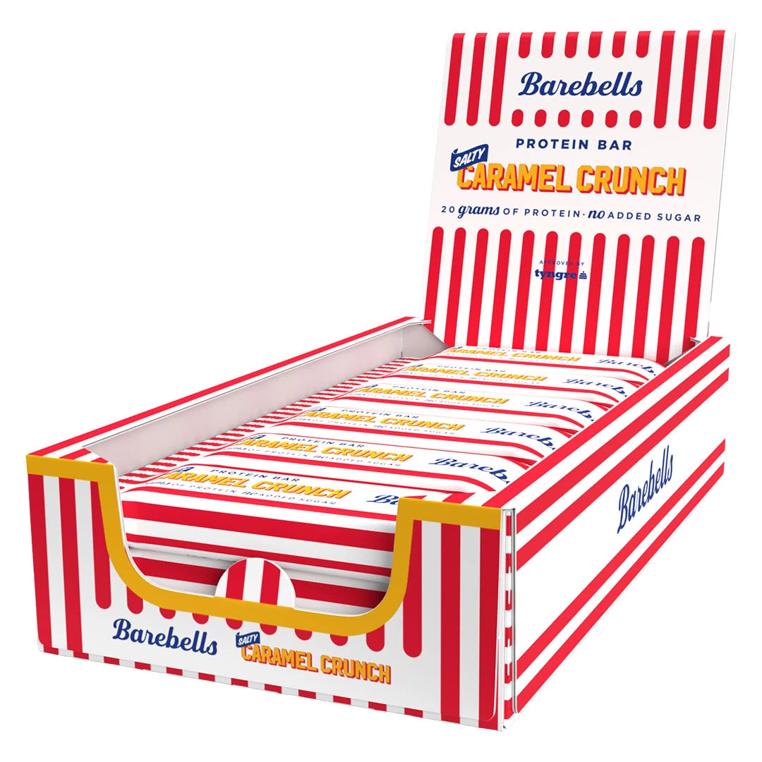 12 x Barebells Protein Bar 55 g Salty Caramel Crunch i en rød- og hvitstripet displayeske.