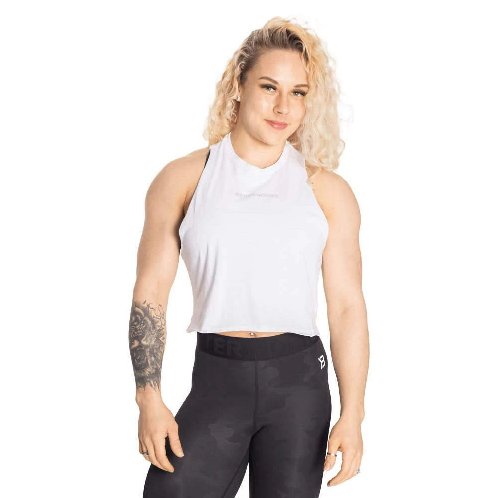 Kvinne kledd i Better Bodies Fluid Loose Racerback White, en hvit og croppet treningssinglet med løs passform., bilde 2 av 2