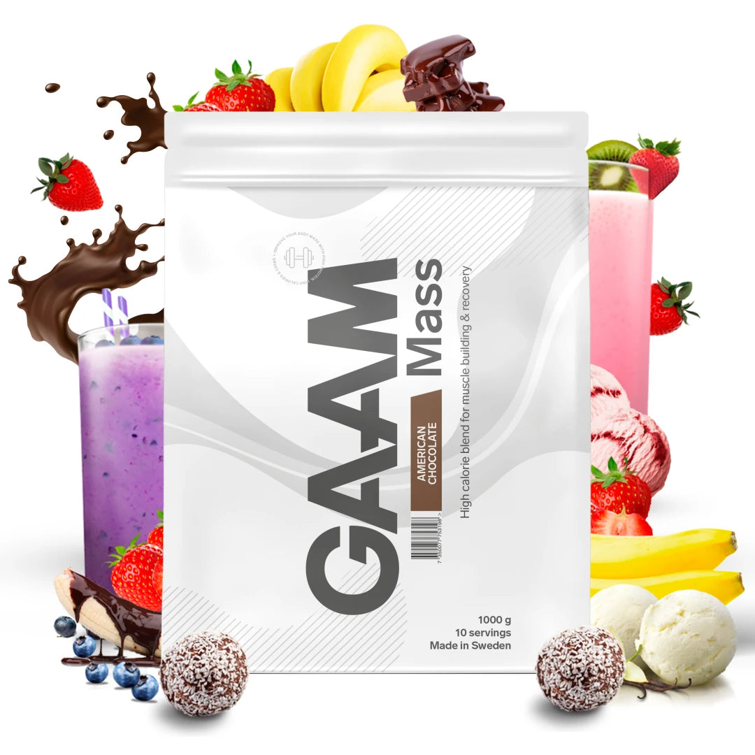 Hvit pose med GAAM 100% MASS Premium 1 kg American Chocolate, omgitt av bær, frukt, iskrem og flytende sjokolade.