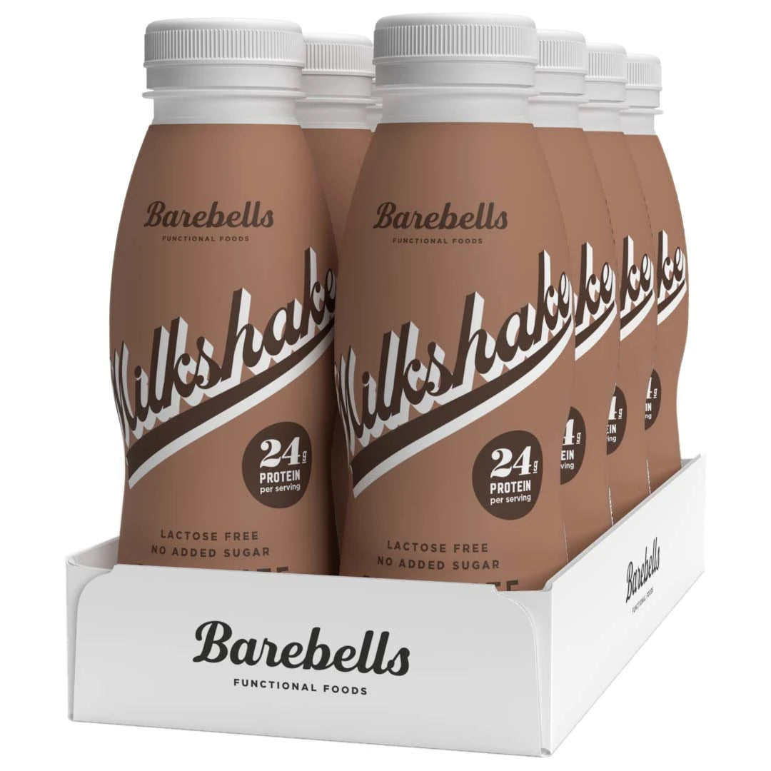 8 x Barebells Milkshake 330 ml Chocolate i et hvitt brett med åtte brune flasker fylt med laktosefri proteinmilkshake.