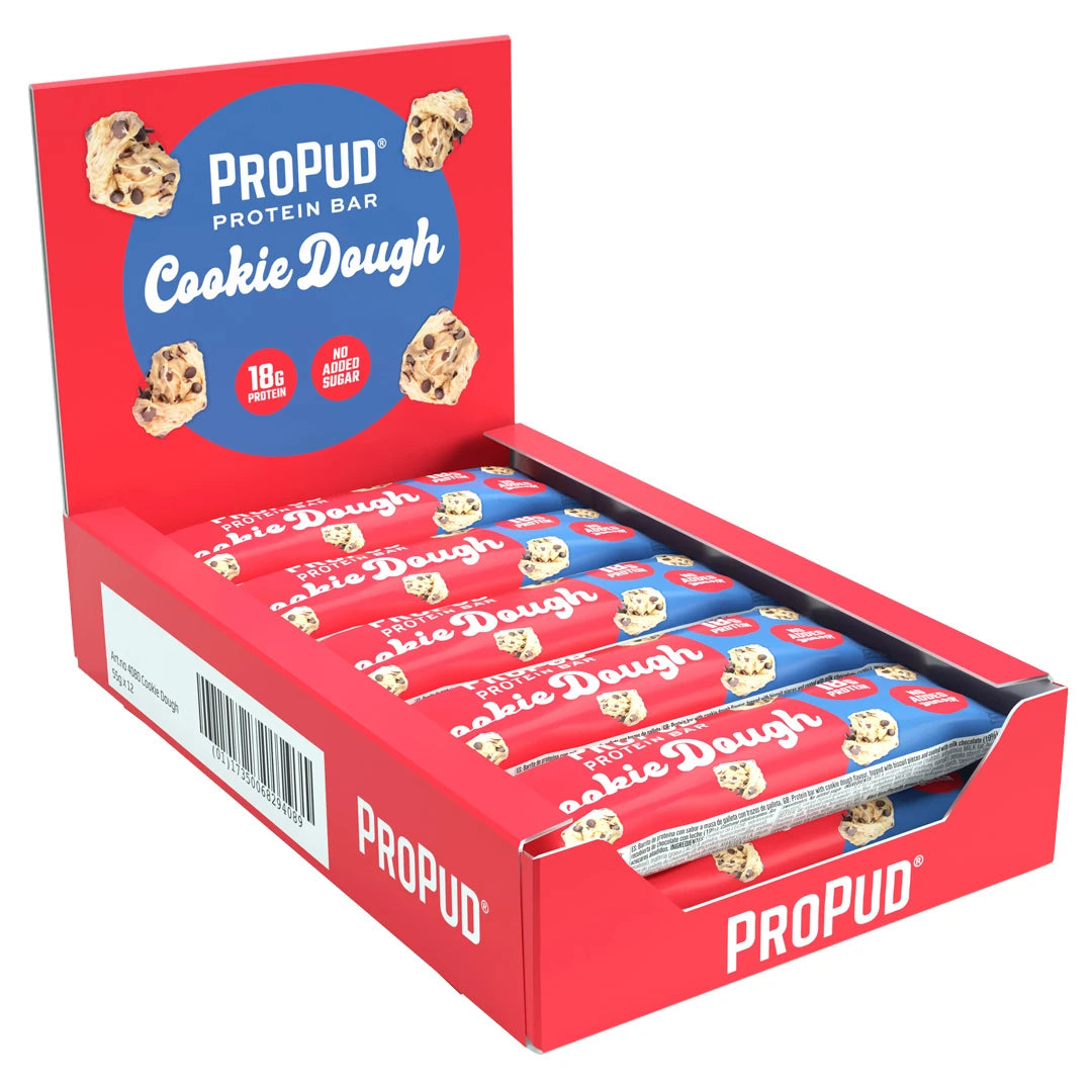12 x NJIE ProPud Proteinbar 55 g Cookie Dough i en rød displayeske fylt med blå og røde barer.