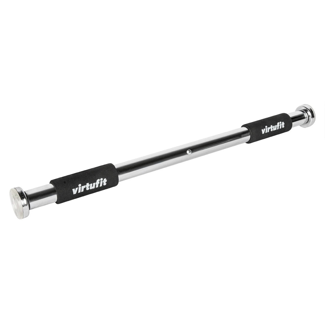 Virtufit Pull Up Bar i forkrommet stål med svarte polstrede håndtak for smidig hjemmetrening.