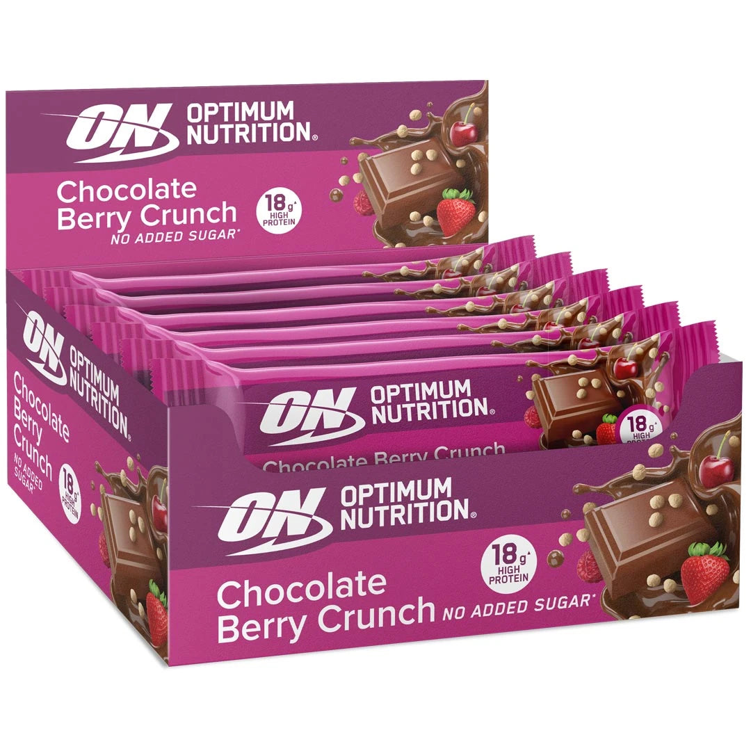 12 x Optimum Nutrition Chocolate Protein Bar 55 g Berry Crunch i en rosa displayeske med sjokolade- og bærdetaljer.