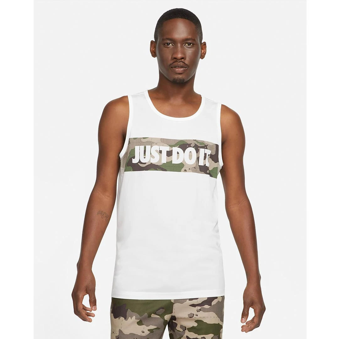 Nike Dri-FIT Tank Top White, ett vitt träningslinne i polyester med en Just Do It-logotyp mot camo-bakgrund på bröstet.