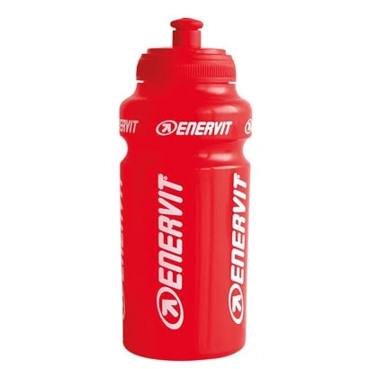 Enervit vannflaske 500 ml i klarrødt med hvit tekst, en praktisk sportsflaske for sykling og trening.