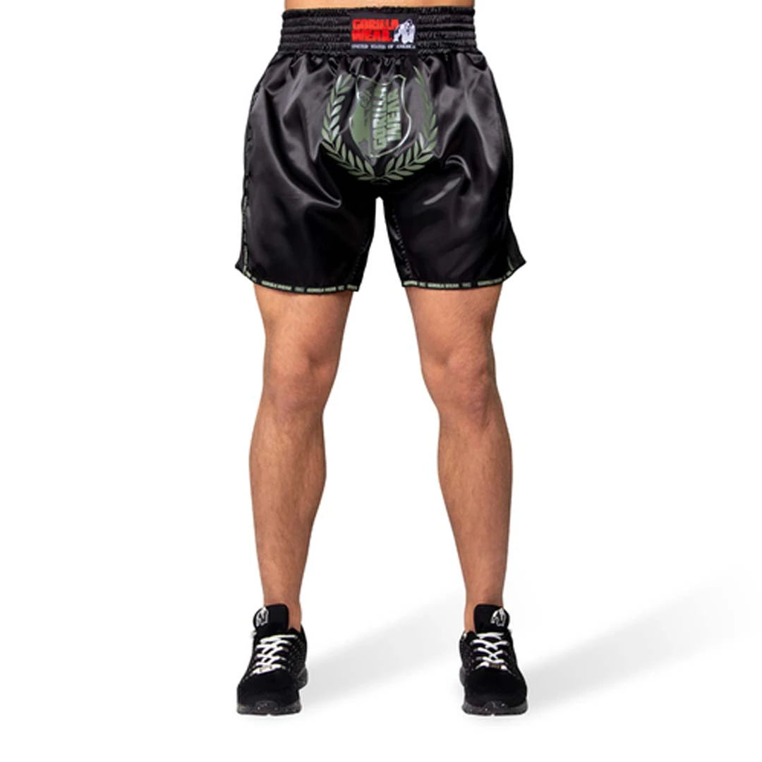Gorilla Wear Murdo Muay Thai / Kickboxing Shorts Army Green Camo i svart glanset polyester med en stor logo foran., bilde 2 av 3