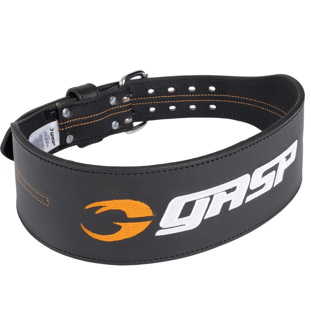 GASP Lifting Belt i svart lær med brodert hvit og oransje logo og en robust dobbelspenne.