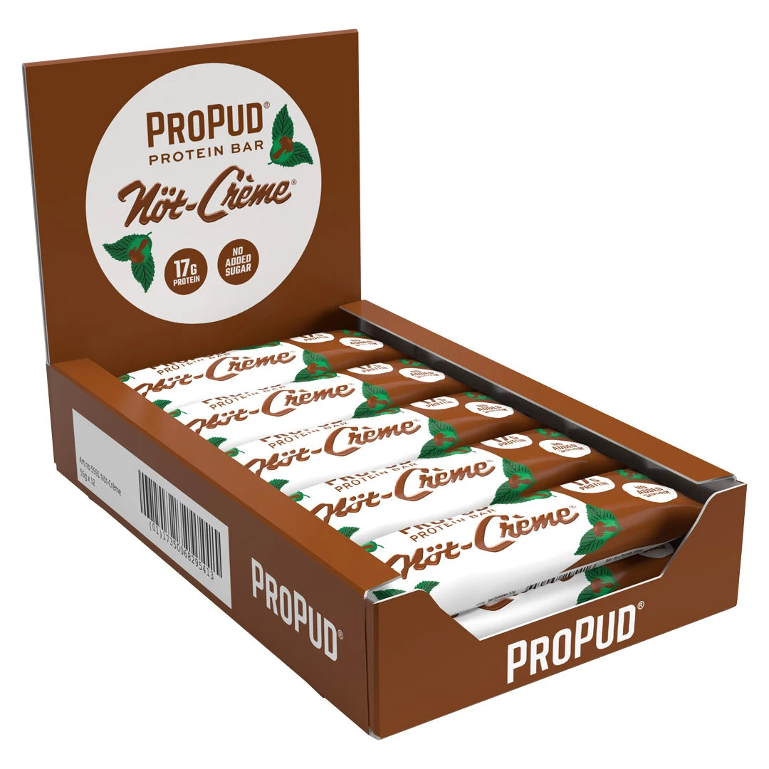 12 x NJIE Propud Proteinbar 55 g Nöt-Creme i en brun displayeske med matchende proteinbarer med hvite og brune detaljer.