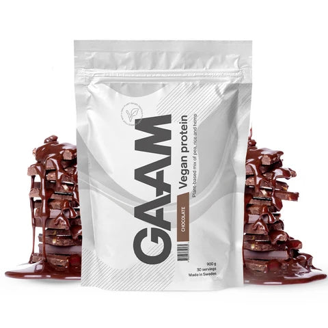 GAAM Vegan Protein 900 g vegansk proteinpulver i en hvit pose med sjokoladesmak, omgitt av sjokoladebiter.