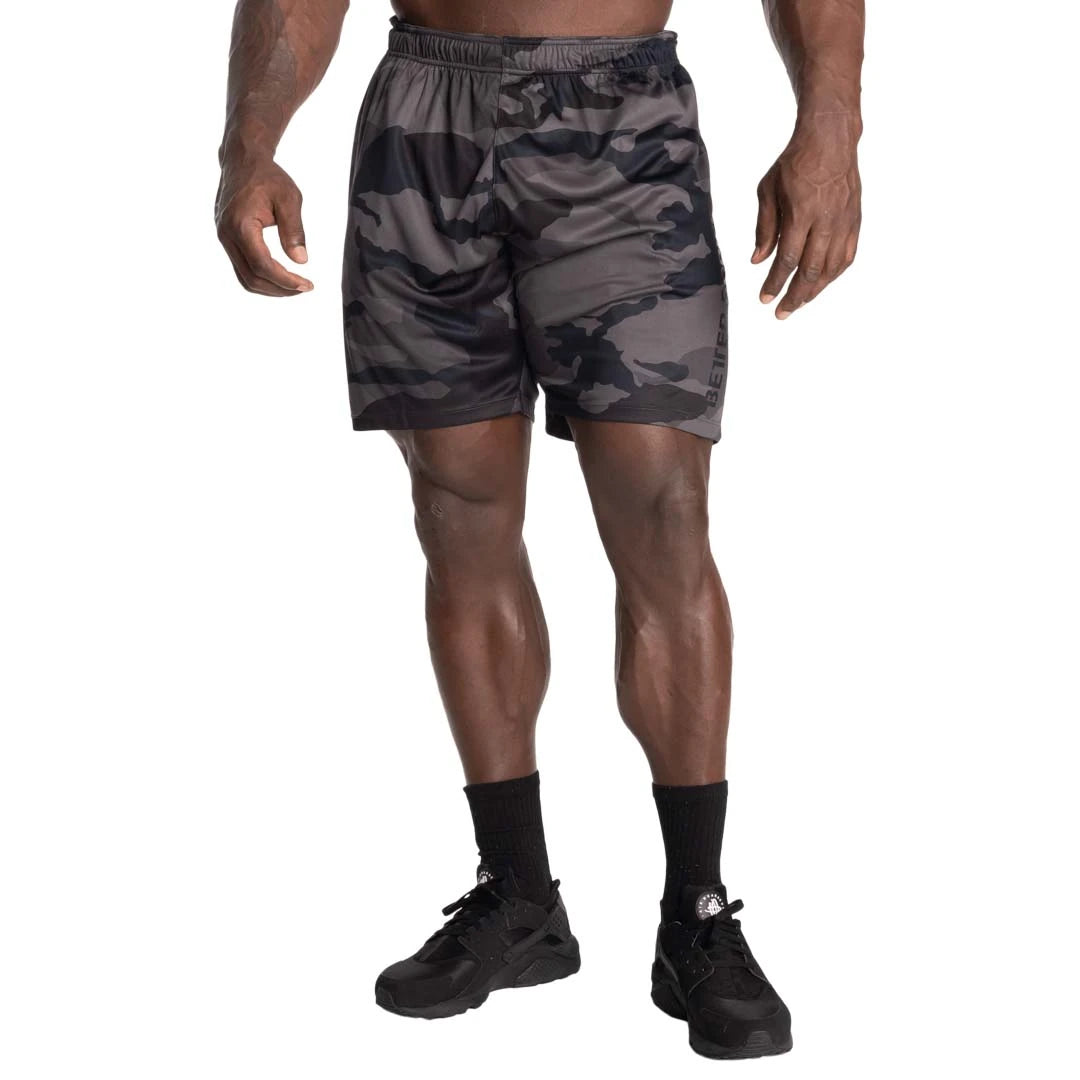 Better Bodies Loose Function Shorts Dark Camo, mørkt kamuflasjemønstrede treningsshorts i polyester med løs passform., bilde 6 av 6