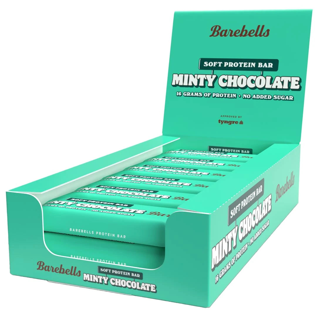12 x Barebells Soft Bar 55 g Minty Chocolate i en turkis eske med matchende proteinbarer i smaken mintsjokolade.