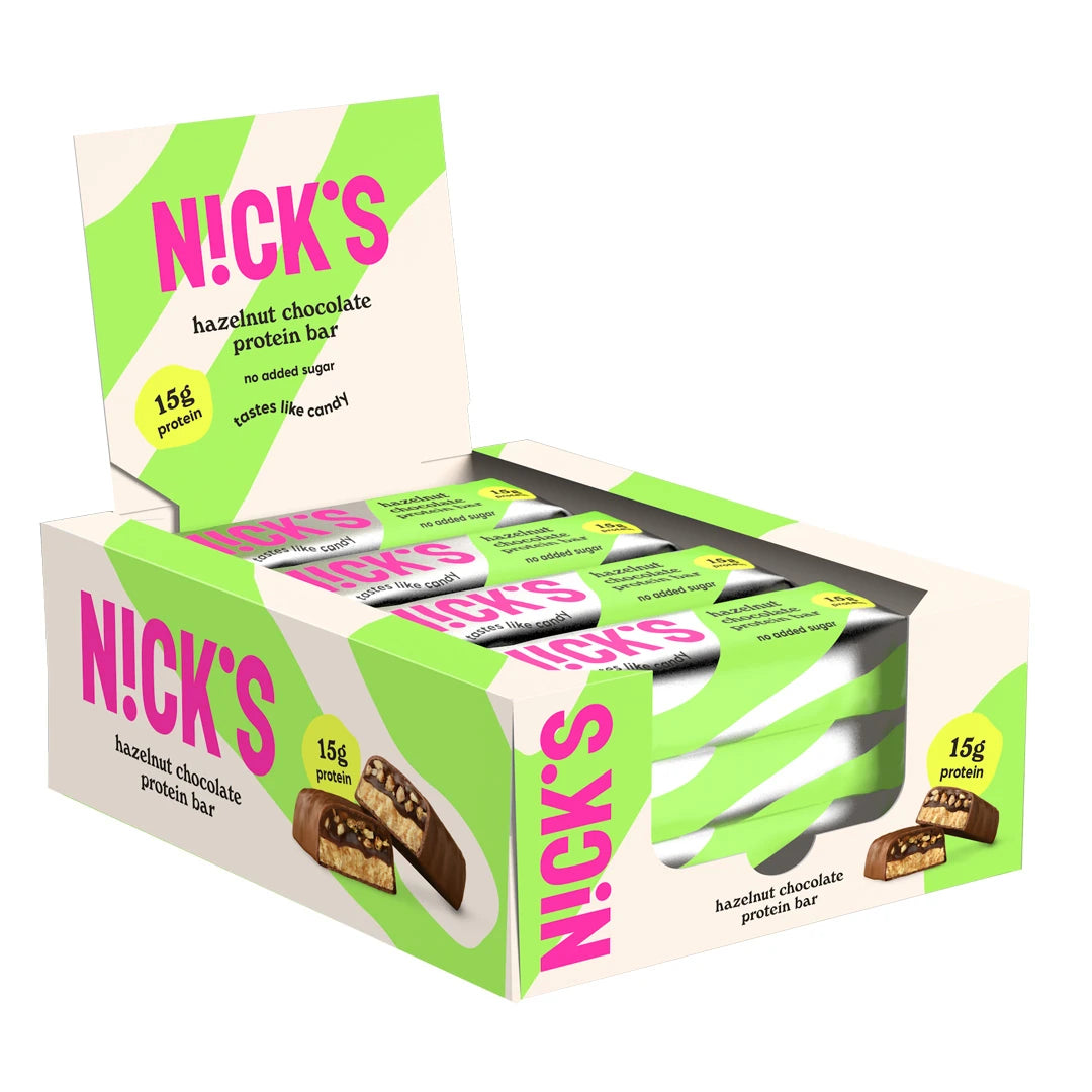 12 x NICKS Soft bar 50 g Hazelnut Chocolate SUPER DEAL i en hvit og lysegrønn eske med matchende proteinbarer.
