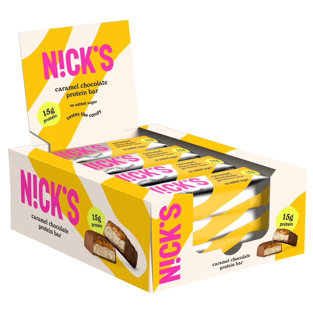 12 x NICKS Soft bar 50 g Caramel Chocolate i en gul og hvit eske med proteinbarer.