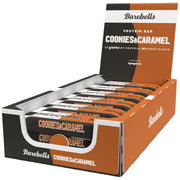 12 x Barebells Protein Bar 55 g Cookies & Caramel i en brun och svart öppen displaybox med matchande proteinbars.