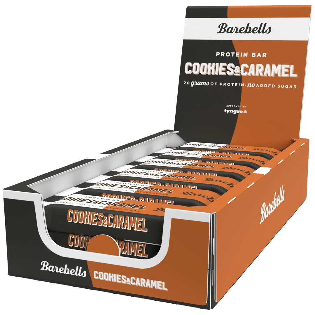 12 x Barebells Protein Bar 55 g Cookies & Caramel i en brun og svart åpen displayeske med matchende proteinbarer.