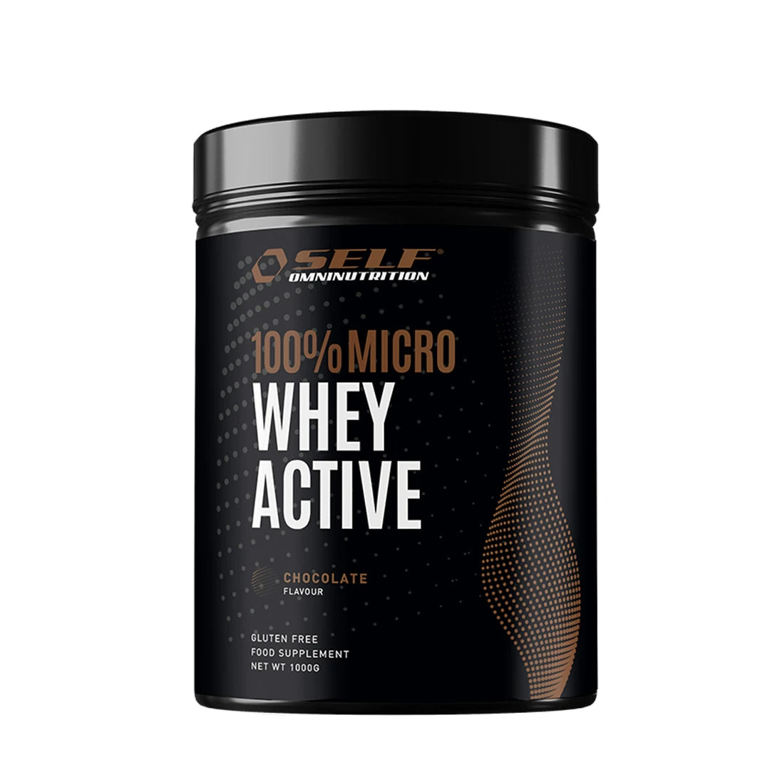 Self Omninutrition 100% Micro Whey Active 1 kg proteinpulver i en svart boks med sjokoladesmak.