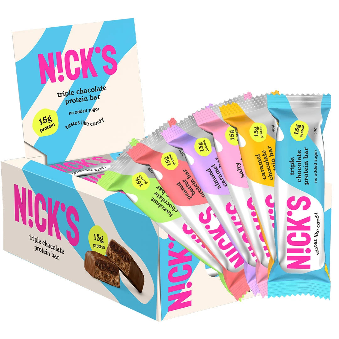 12 x NICKS Soft Bar MIX 50 g i en hvit og blå eske med fargerike proteinbarer i ulike smaker.