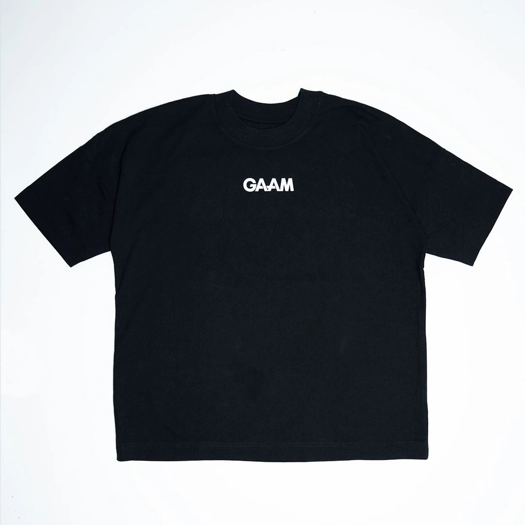 GAAM Oversize T-shirt Black i 100 % bomull med en sentrert hvit logo på brystet., bilde 1 av 1