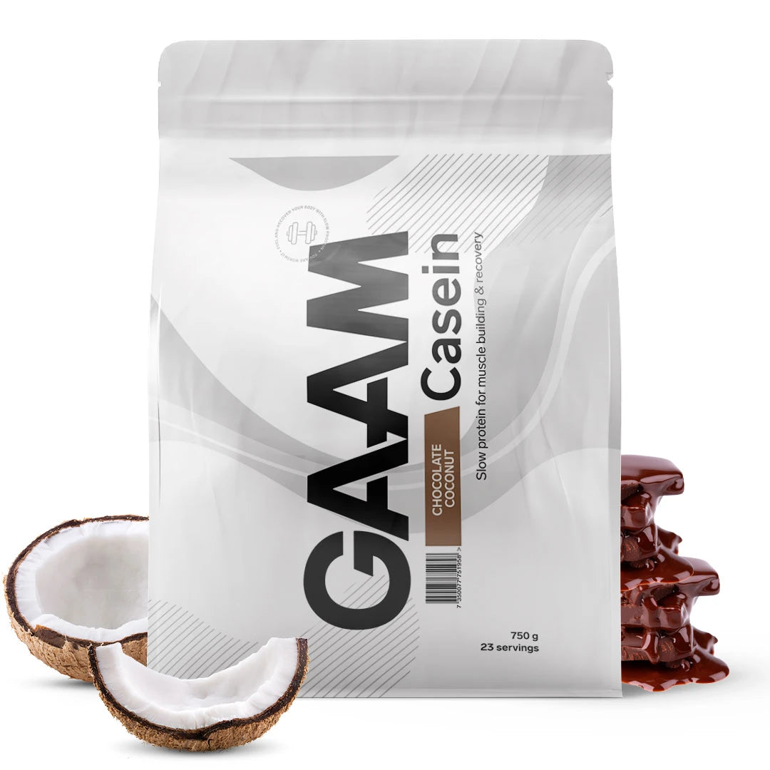 GAAM Casein 750 g kaseinprotein i en hvit pose sammen med fersk kokos og sjokolade for smaken Chocolate Coconut.