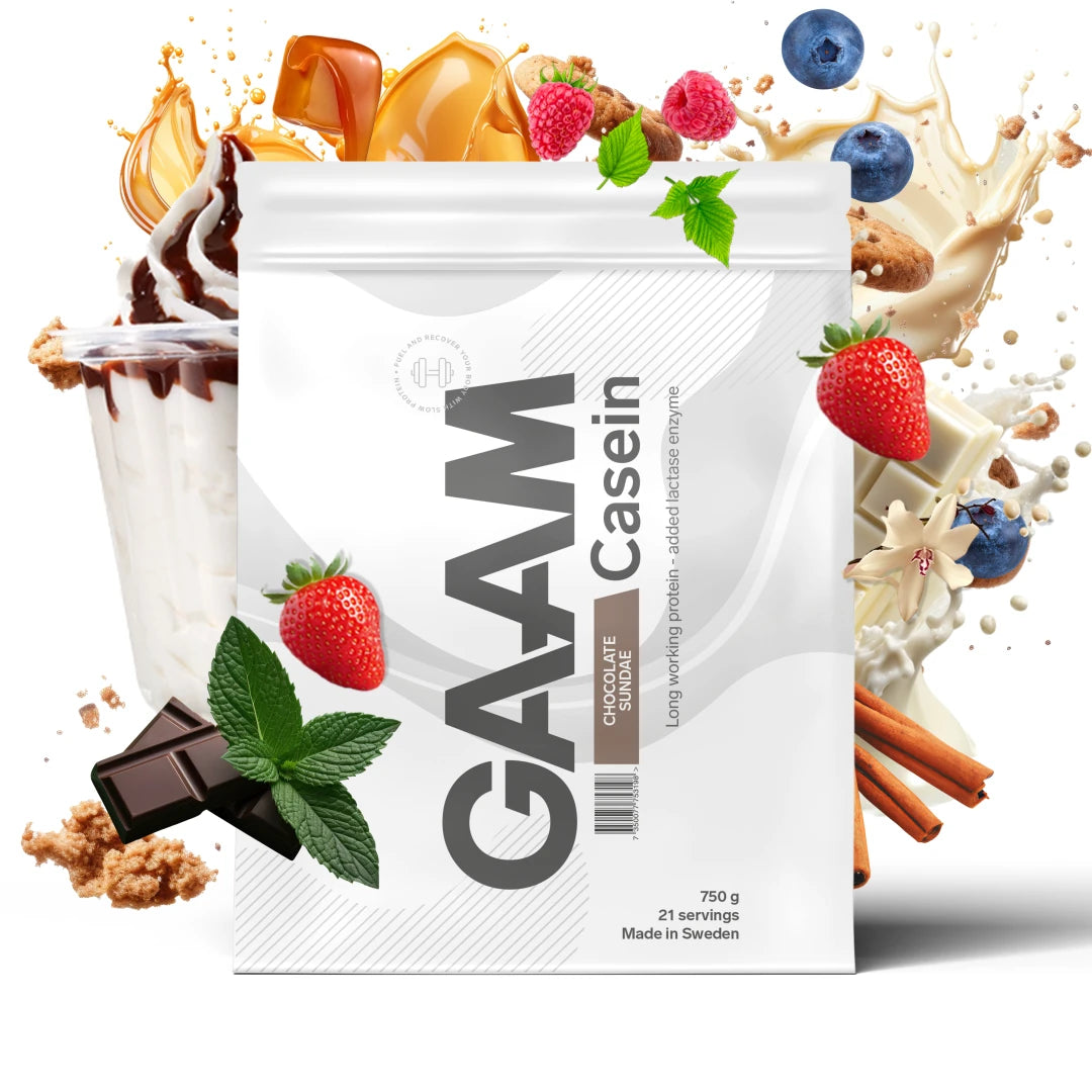 GAAM Casein 750 g kaseinprotein i en hvit pose med smaken Chocolate Sundae, omgitt av sjokolade, frukt og bær.