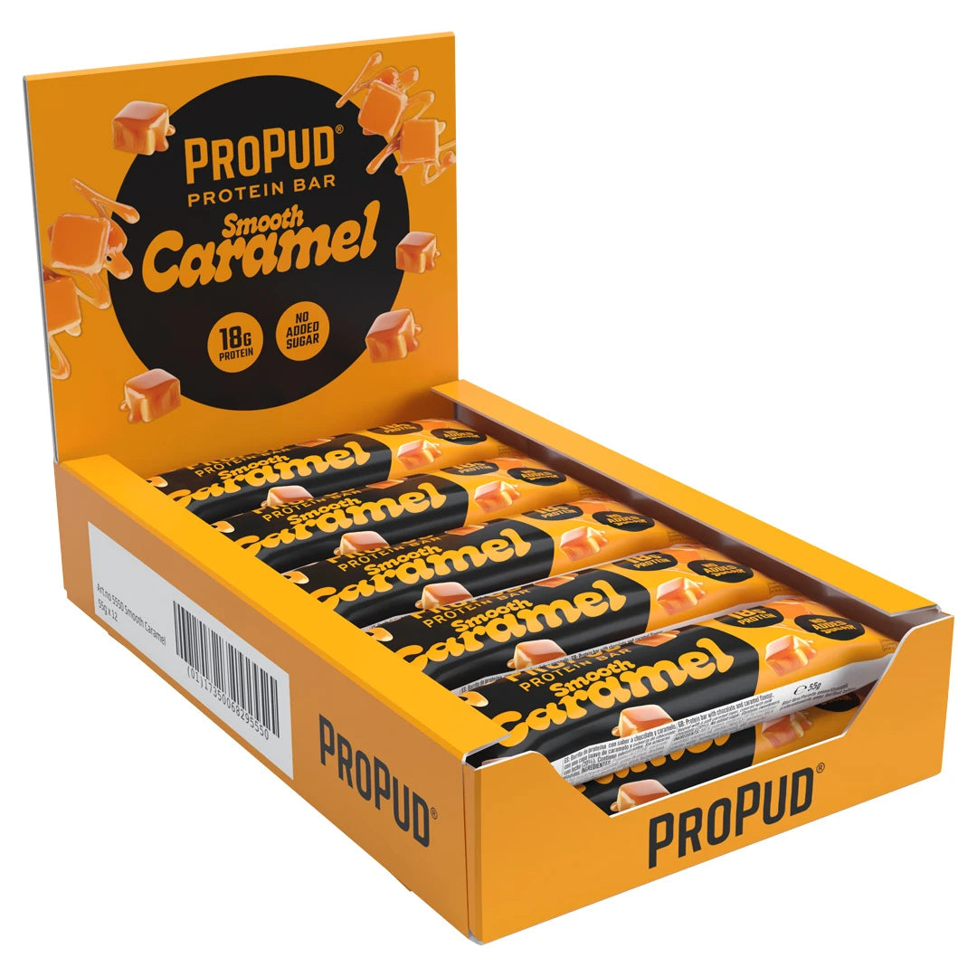 12 x NJIE ProPud Proteinbar 55 g Smooth Caramel i en oransje displayeske med svarte detaljer.