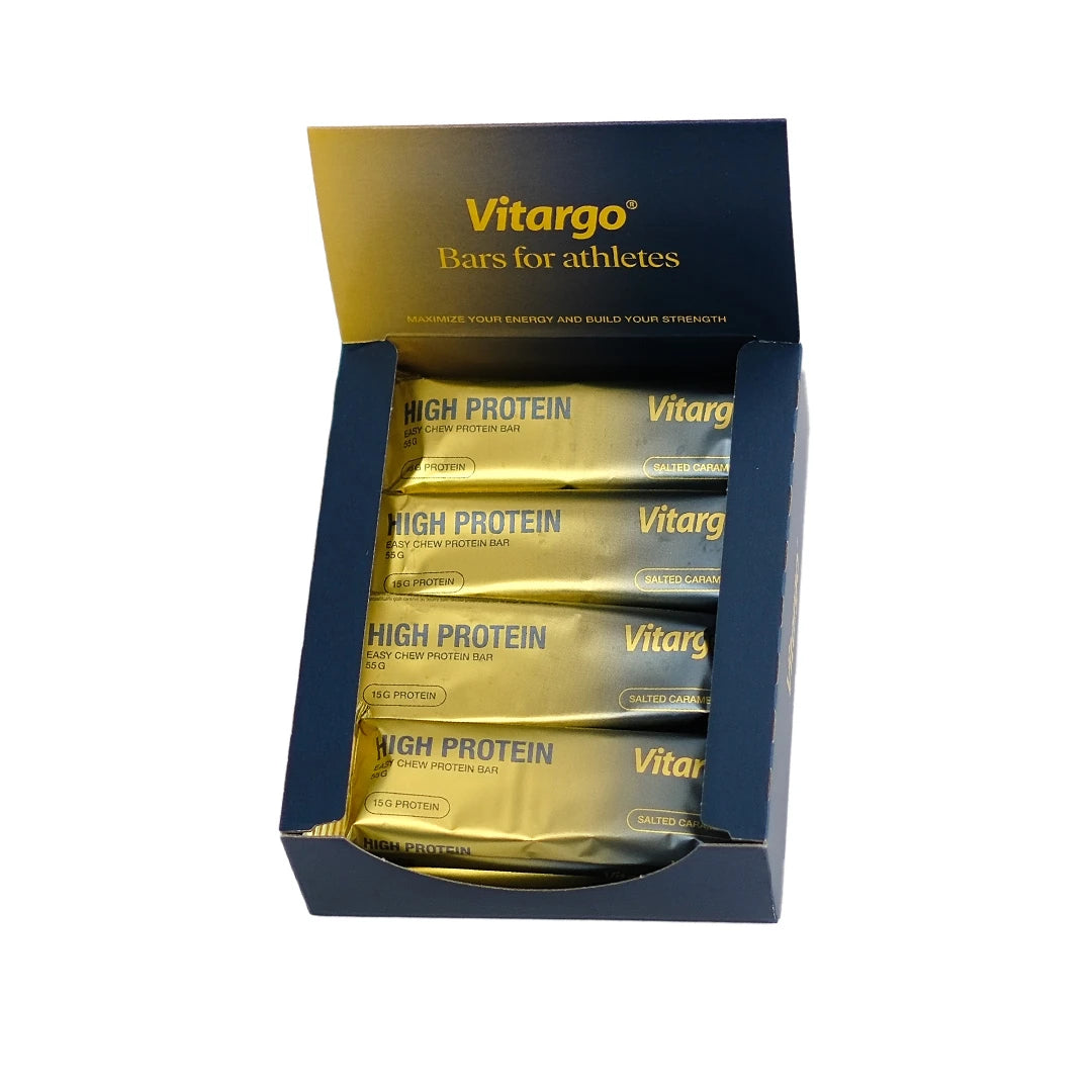 12 x Vitargo High Protein Bar 55 g i en mørkeblå eske med gylne proteinbarer i smaken Salted Caramel., bilde 1 av 1