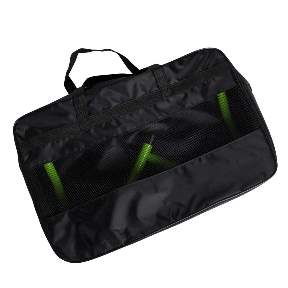 Virtufit Hurdle Bag, en svart nylonveske med nettingpanel hvor grønne hopphekker synes inni.