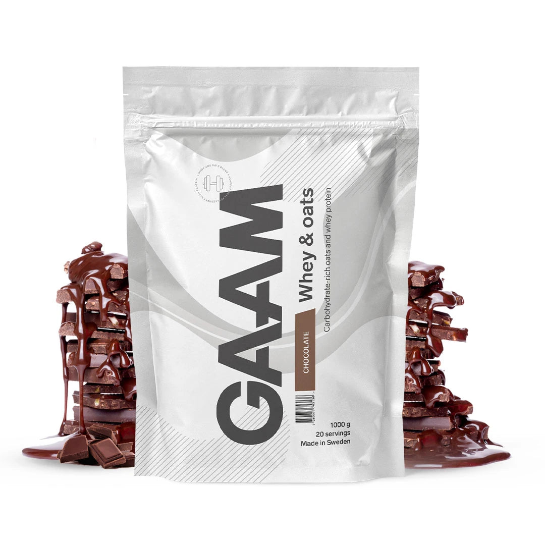 GAAM Whey & Oats 1 kg proteinpulver i en hvit pose med smaken Chocolate, omgitt av sjokoladebiter.
