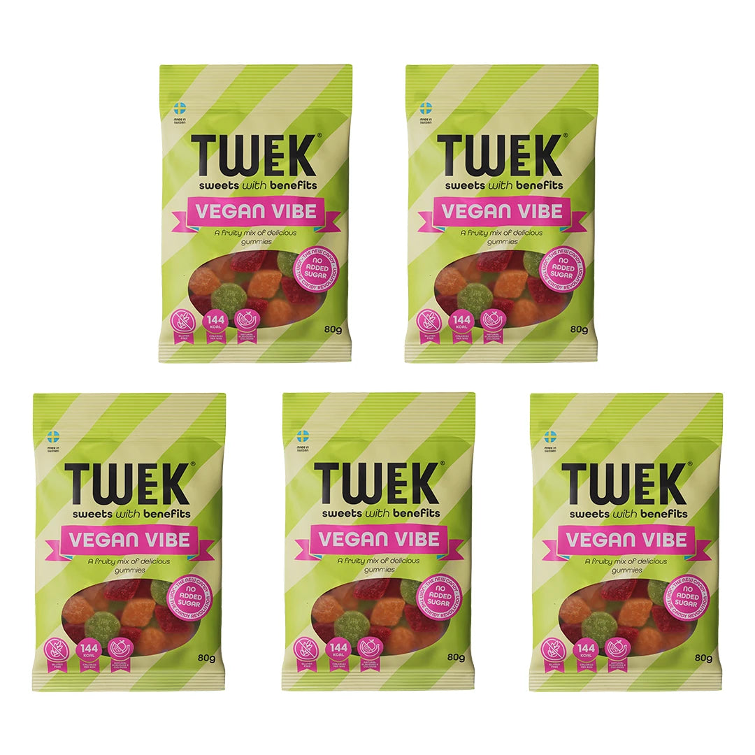 5 x Tweek Sweets 80 g Vegan Vibe i form av fem lysegrønne godteposer med rosa detaljer og fargerike vingummier.