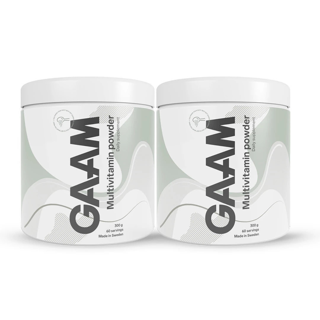 2 x GAAM Multivitamin Powder 300 g i to hvite bokser med grå og grønne detaljer.
