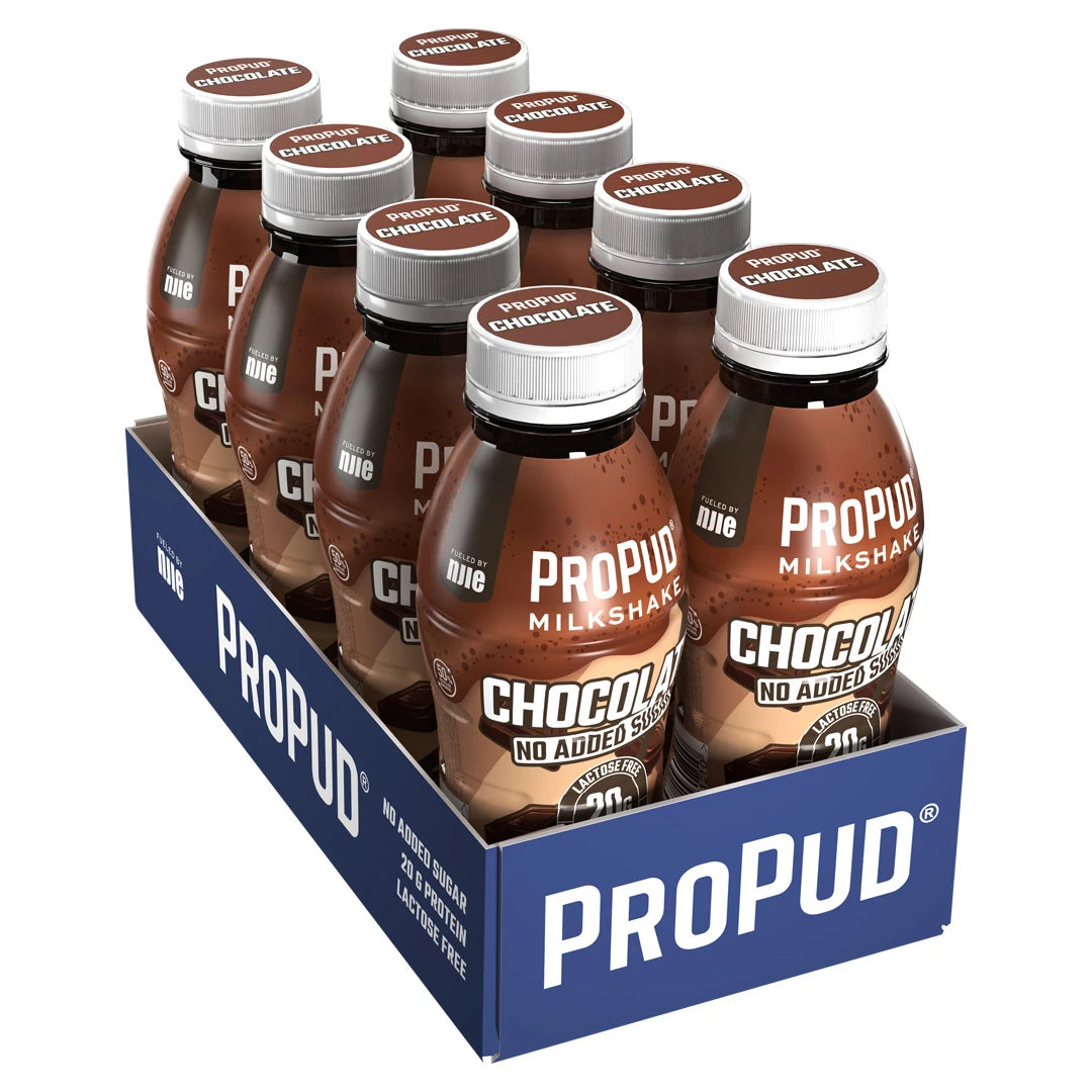 8 x NJIE ProPud Protein Milkshake 330 ml Chocolate i et blått brett med brune flasker for smaken sjokolade.