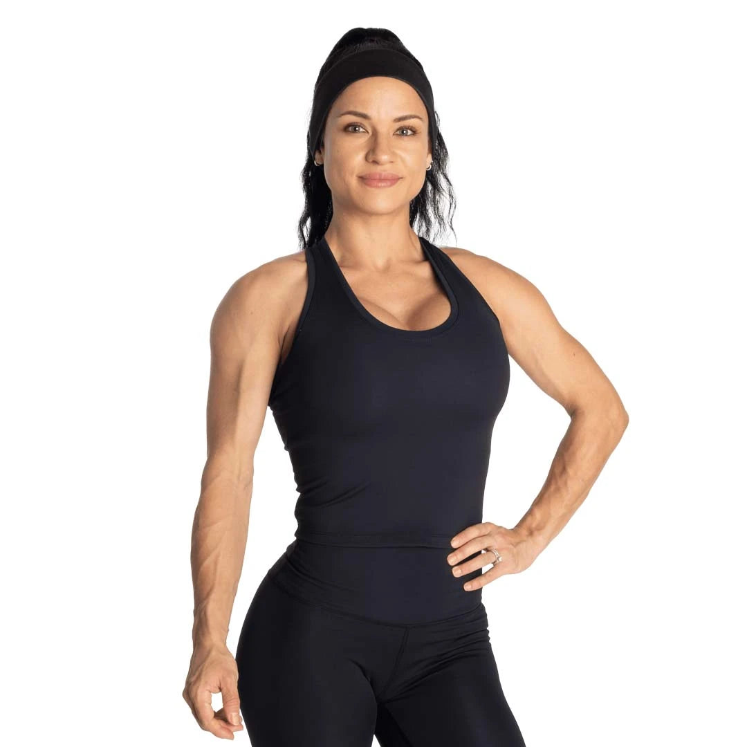 Better Bodies Core Crop T-back Black er en svart, croppet treningstopp på en kvinnelig modell.